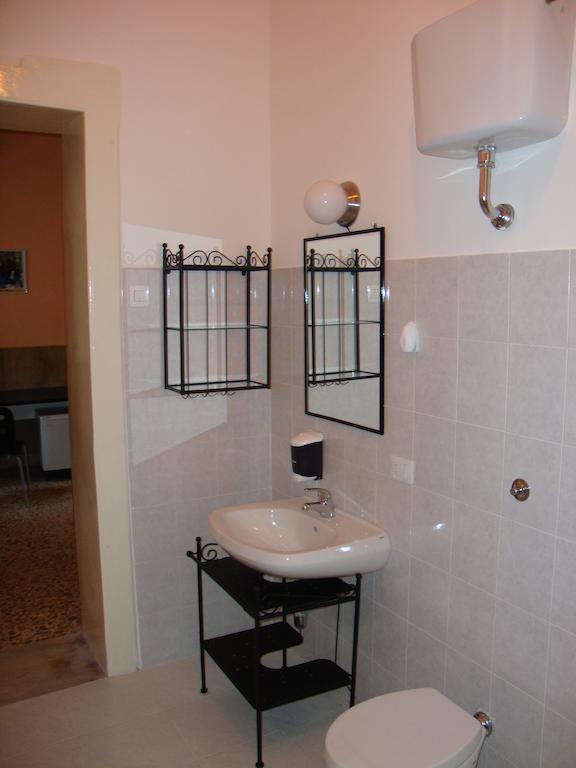 La Maison Des Livres Reggio Calabria Room photo